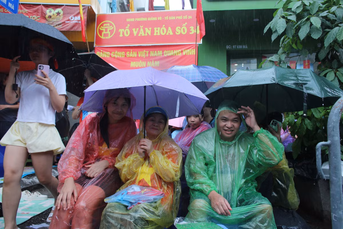 Cơn mưa vào chiều ngày 1/9 không cản được người dân háo hức chờ xem buổi diễu binh, sẽ diễn ra vào sáng 2/9.