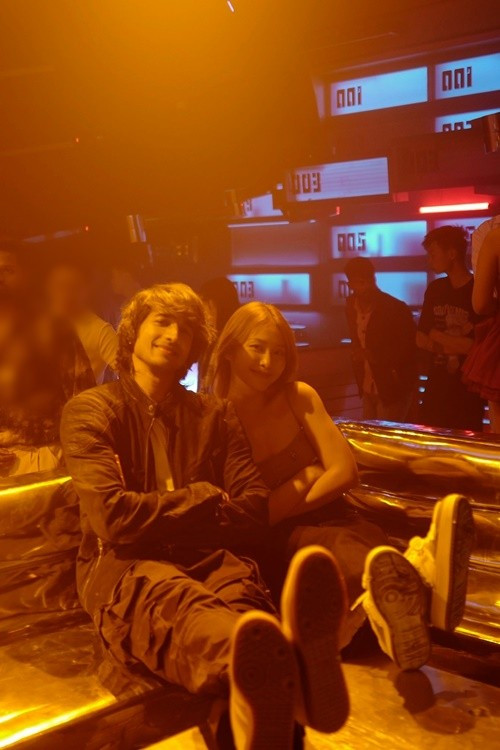 Khả Ngân đóng vai Linh nghệ sĩ Việt Nam xinh đẹp, mạnh mẽ còn Shantanu Maheshwari vào vai Manav - thiếu gia của một gia đình tỷ phú Ấn Độ. Ảnh: Instagram Khả Ngân.