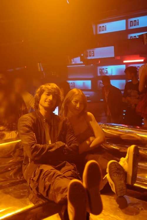 Khả Ngân đóng vai Linh nghệ sĩ Việt Nam xinh đẹp, mạnh mẽ còn Shantanu Maheshwari vào vai Manav - thiếu gia của một gia đình tỷ phú Ấn Độ. Ảnh: Instagram Khả Ngân.