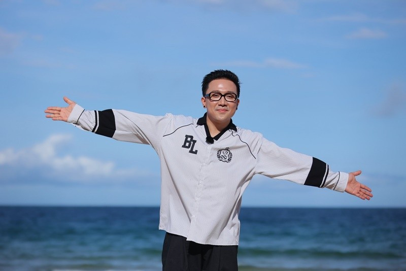 Bên cạnh đó, Trấn Thành còn ngồi ghế giám khảo nhiều chương trình: “Thách thức danh hài”, “Đấu trường tiếu lâm”, “Biến hóa hoàn hảo”, “Kỳ tài thách đấu”, “Làng hài mở hội”, “Tìm kiếm tài năng Việt Nam”… Đồng thời, anh giữ vai trò trưởng phòng trong show hài thực tế “Ơn giời, cậu đây rồi”. Ảnh: FB Trấn Thành.