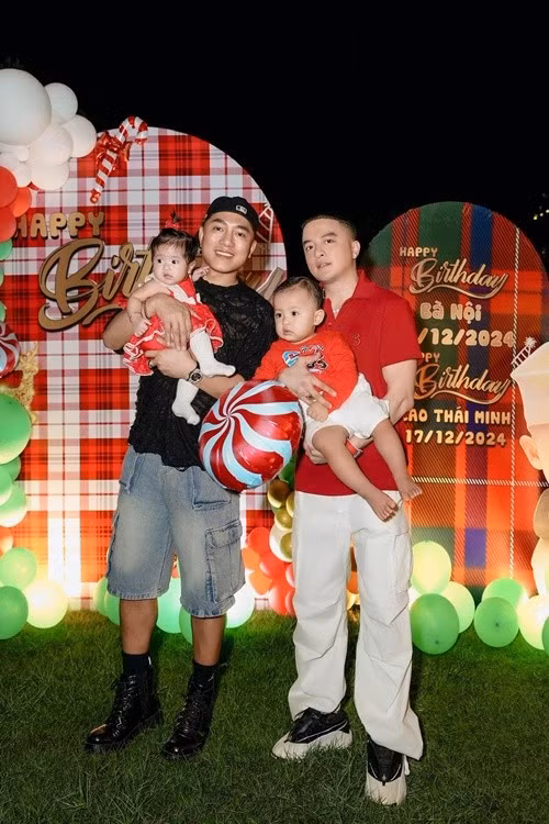 "Chúc mừng con gái yêu Kỳ Kỳ của vợ chồng người anh em Châu Khải Phong và Thanh Trúc nhé. Hình cũ giấu giếm giờ mới dám công khai”, Cao Thái Sơn cho biết. Ảnh: FB Cao Thái Sơn.