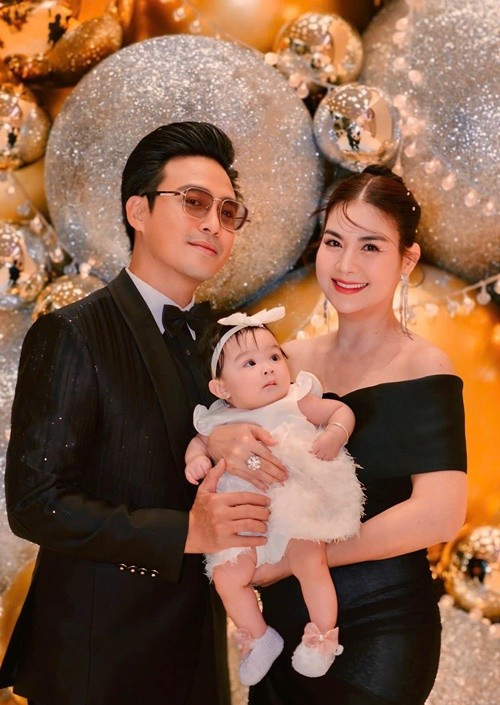 Thanh Duy chia sẻ, vợ chồng anh cảm nhận sự khôn lớn từng ngày của con. “Mỗi ngày con biết thêm một chút, mỗi cử chỉ, lời nói, nụ cười làm duyên, tay chỉ trỏ chào mời làm ba mẹ xao xuyến, mỗi ngày mỗi yêu con nhiều hơn con gái à”, Thanh Duy nhắn nhủ thiên thần nhỏ của mình. Ảnh: FB Kha Ly.