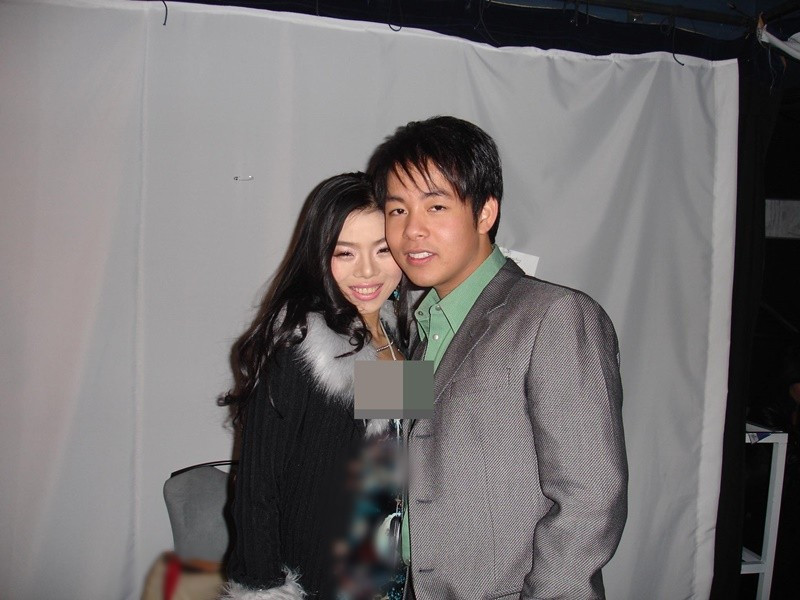 Quang Lê và Lệ Quyên gặp nhau năm 2006 tại Mỹ. Nam ca sĩ cho biết, vài tháng sau lần gặp đầu tiên, anh em có dịp mừng sinh nhật Lệ Quyên tại một nhà hàng. Ảnh: FB Quang Lê.