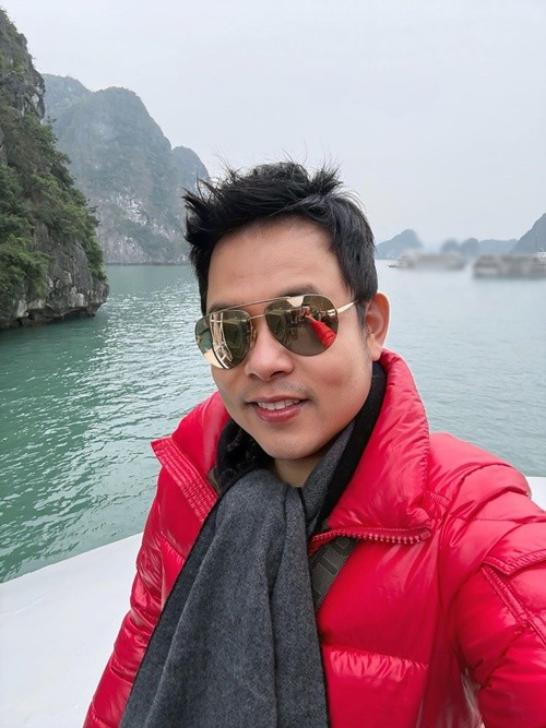 Theo Arttimes, khi được hỏi có chạnh lòng trước việc Lệ Quyên đắt show, giàu có hơn, Quang Lê cho biết đàn em nổi tiếng và có cát-sê cao hơn là điều hoàn toàn xứng đáng với sức lao động của cô. Ảnh: FB Quang Lê.