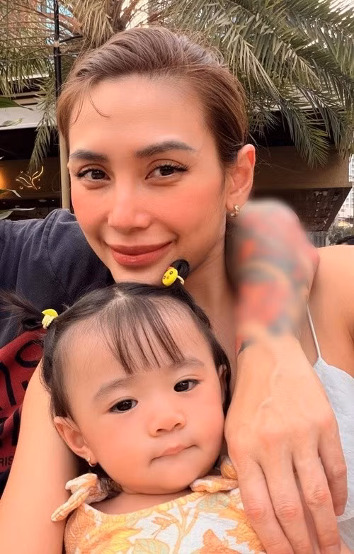 Võ Hoàng Yến từng đưa con sang Mỹ đoàn tụ chồng. Đầu tháng 1/2026, chồng nữ người mẫu về Việt Nam để ở bên vợ con.