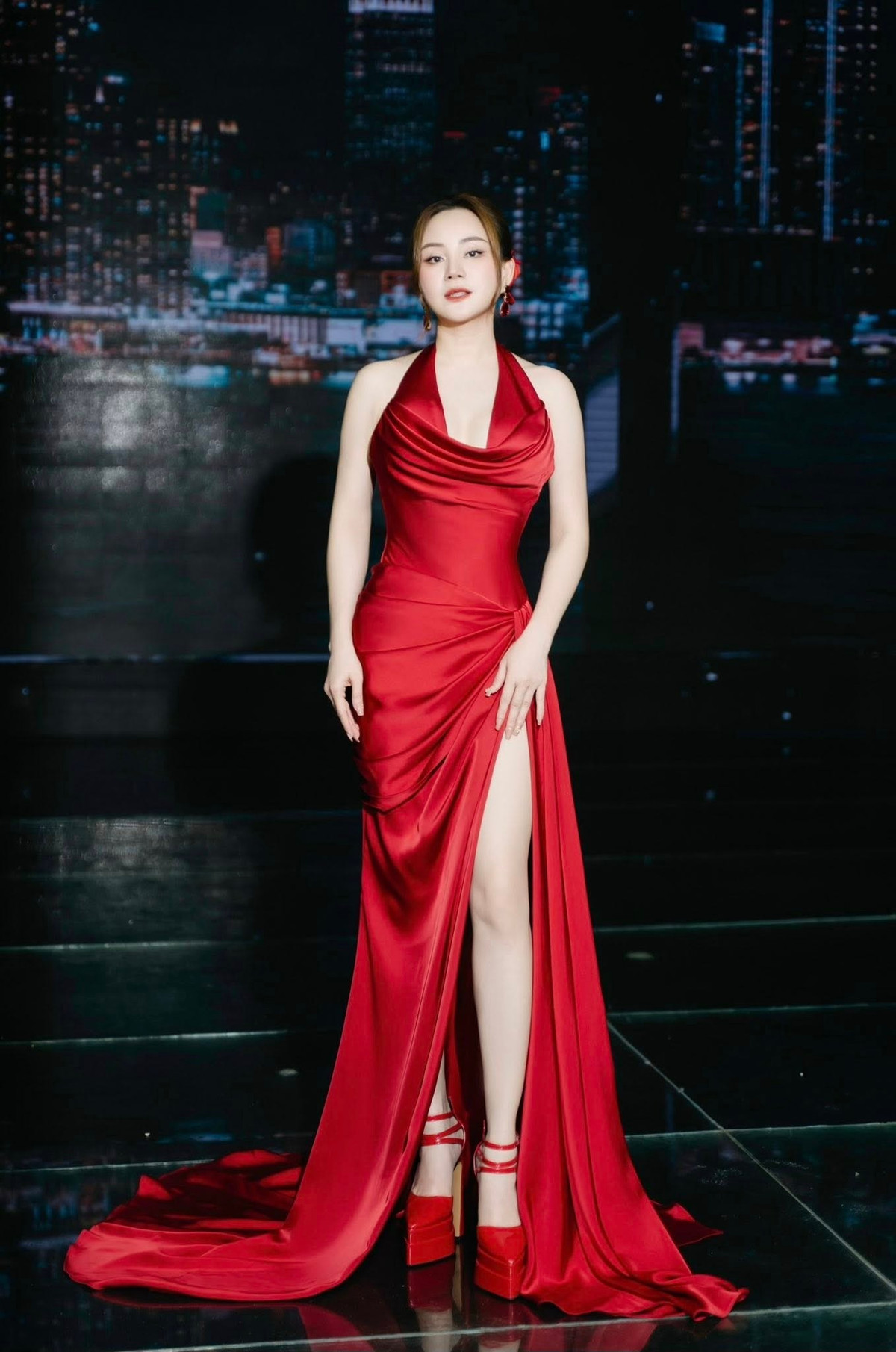 Theo Vietnamnet, mỗi lần mang thai, Vy Oanh đều tăng cân nhanh nhưng chỉ một thời gian ngắn sau sinh đã nhanh chóng lấy lại vóc dáng. Trong biệt thự, giọng ca Đồng xanh đầu tư hẳn 1 phòng tập gym cơ bản.