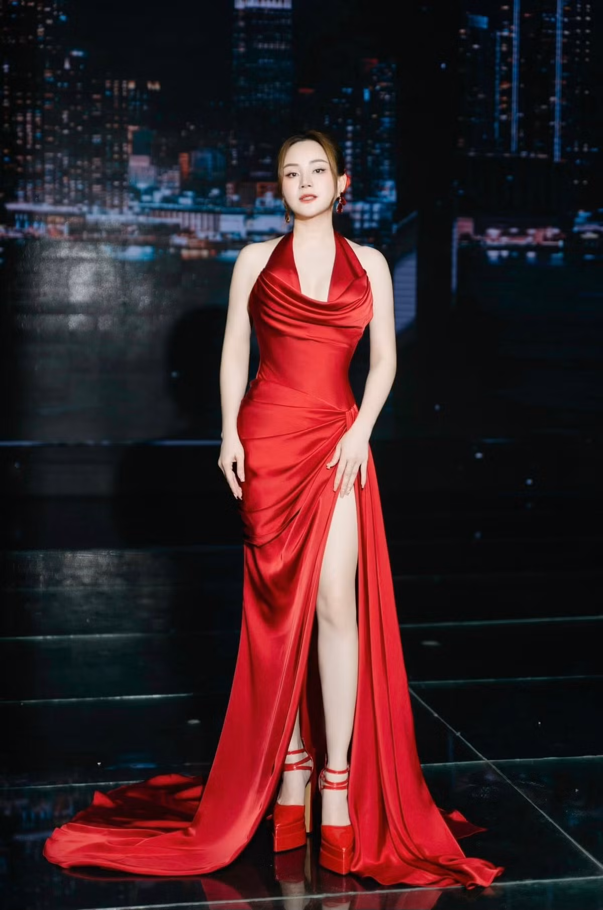 Theo Vietnamnet, mỗi lần mang thai, Vy Oanh đều tăng cân nhanh nhưng chỉ một thời gian ngắn sau sinh đã nhanh chóng lấy lại vóc dáng. Trong biệt thự, giọng ca Đồng xanh đầu tư hẳn 1 phòng tập gym cơ bản.