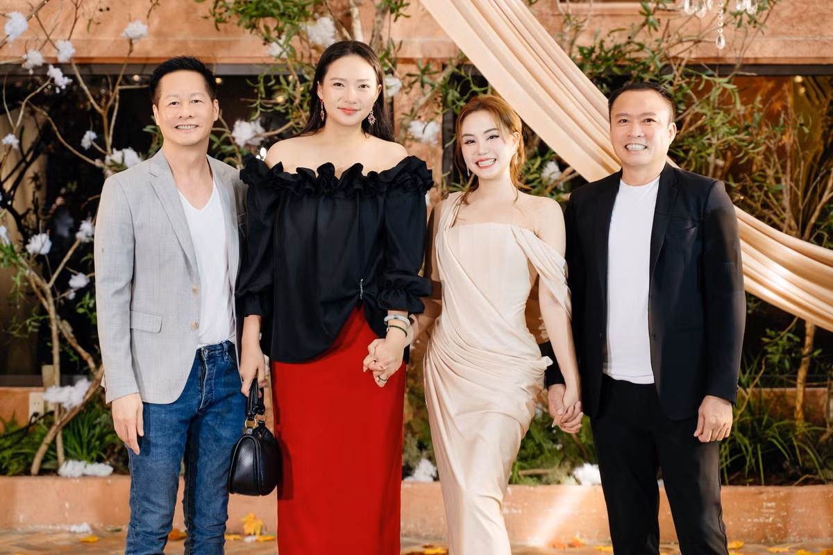 Ít năm trở lại đây, vợ chồng Vy Oanh thân thiết với vợ chồng người mẫu Phan Như Thảo - doanh nhân Đức An.