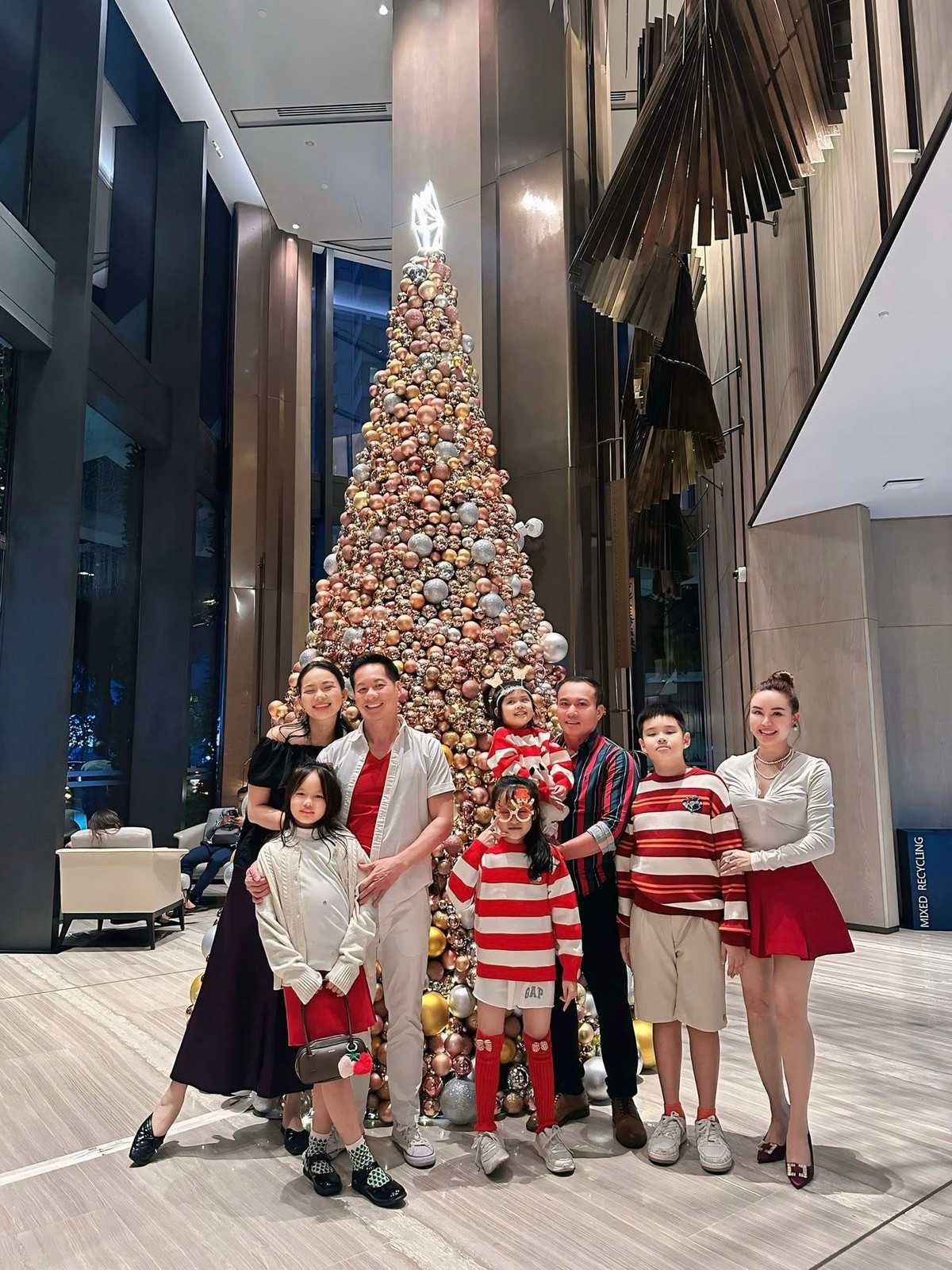 Vy Oanh và Phan Như Thảo đưa chồng con đi ăn mừng Giáng sinh năm 2025.