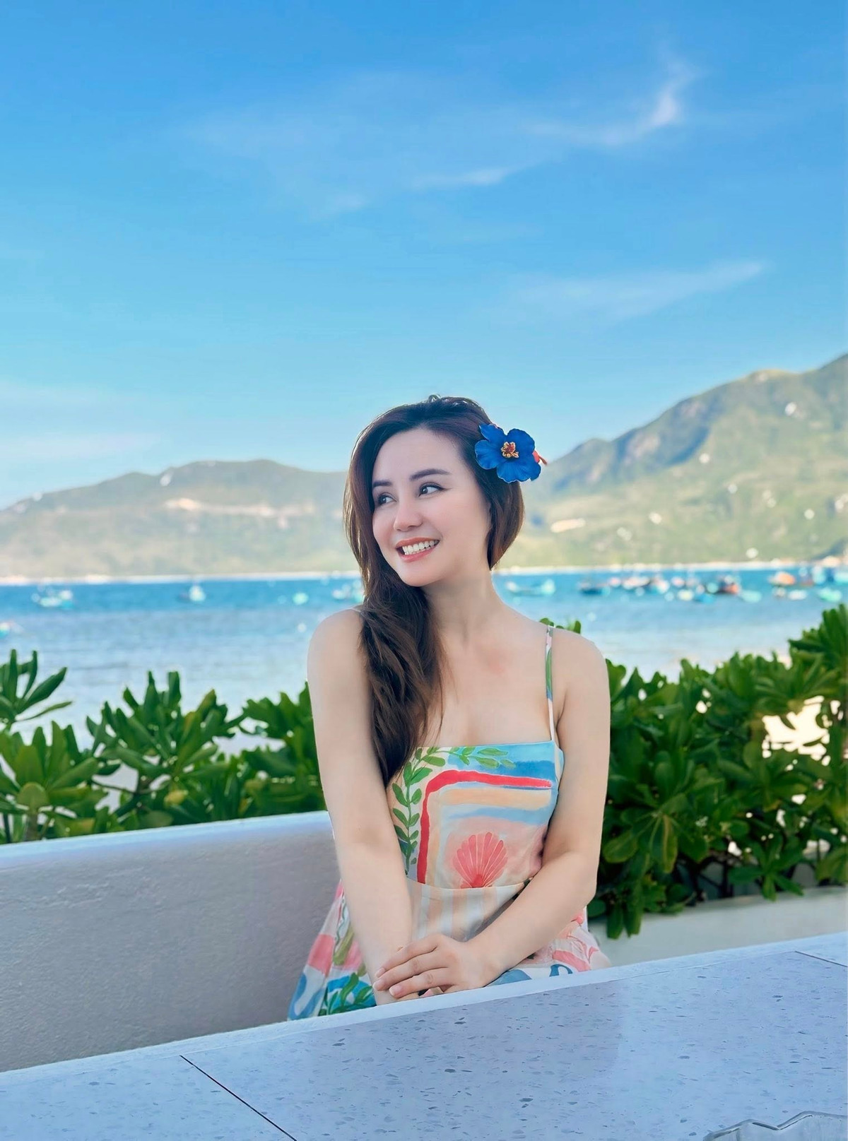 Nữ ca sĩ trước nay luôn mong mỏi làm nghề yên bình, thầm lặng. "Tôi chỉ mong mình đóng góp những sản phẩm âm nhạc đến khán giả, lan tỏa những điều vui vẻ, tích cực trong cuộc đời”, Vy Oanh bày tỏ.