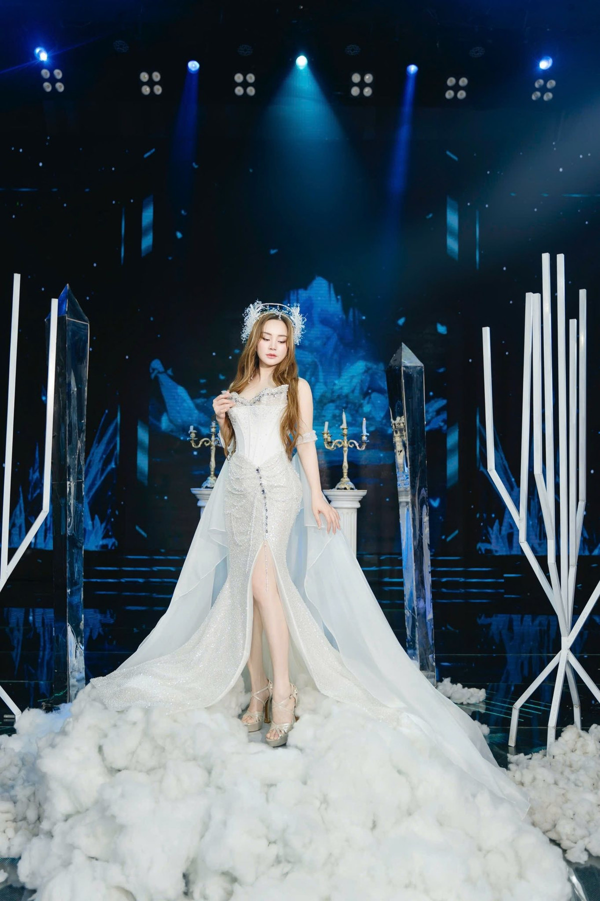 Nữ ca sĩ tâm sự rằng gần 20 năm ca hát, cô có khoảng thời gian trồi sụt, lúc lên lúc xuống và phải tạm gián đoạn để chăm lo gia đình nhỏ.