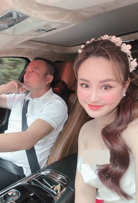 Nữ ca sĩ kết hôn với doanh nhân Lê Thiện. Trong cuộc phỏng vấn với Dân Việt, Vy Oanh cho biết, vợ chồng cô sống với nhau rất sòng phẳng, nhưng cũng không quá mức rạch ròi. Nếu Vy Oanh cần thêm chi phí để làm ăn hay đầu tư sản phẩm thì doanh nhân Lê Thiện sẽ hỗ trợ thêm, ngoài ra, phần lớn các khoản tiền quán xuyến trong gia đình vẫn là chồng Vy oanh chi trả.