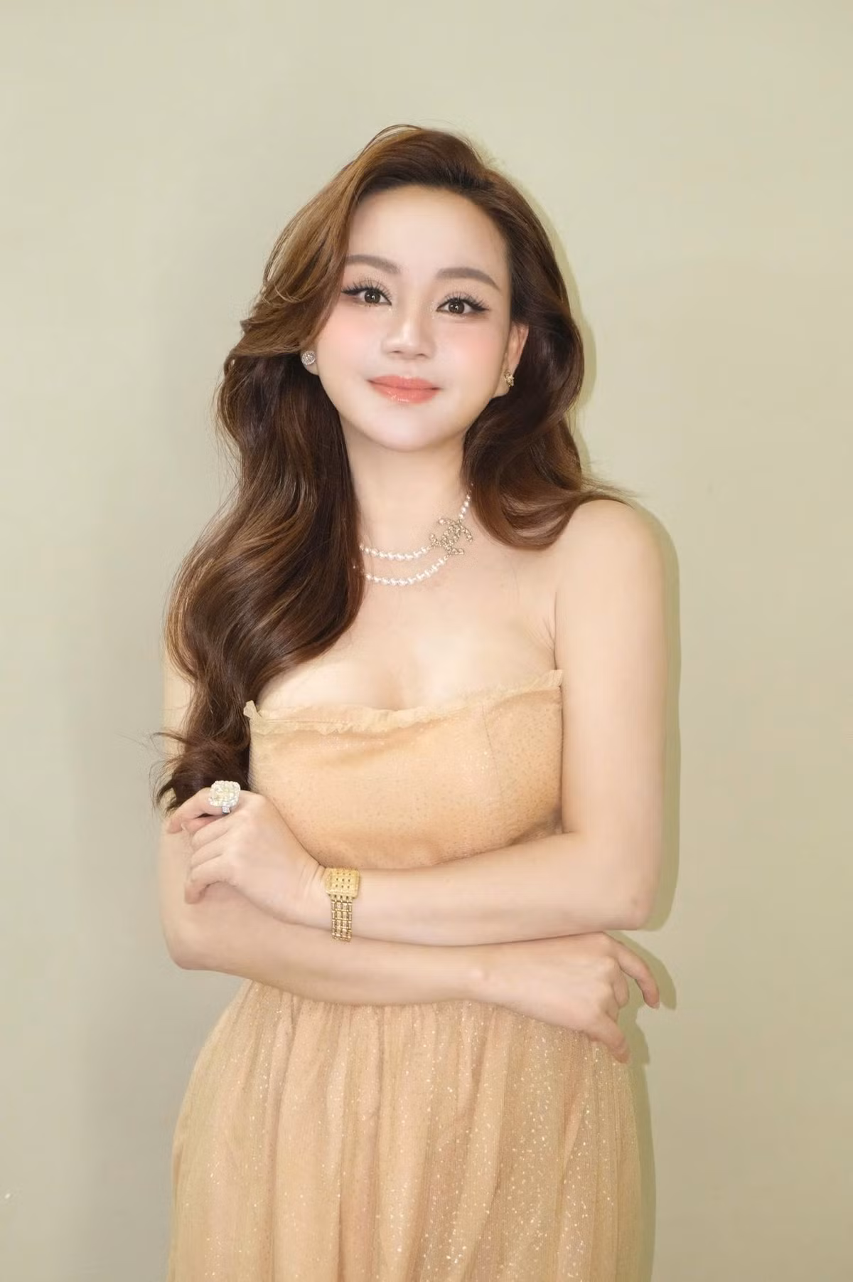 Ca sĩ Vy Oanh gây ấn tượng bởi vẻ đẹp dịu dàng, nền nã và đậm chất Á Đông. Cô sở hữu gương mặt phúc hậu, đường nét hài hòa, làn da trắng hồng, vóc dáng gợi cảm dù từng 3 lần sinh nở.