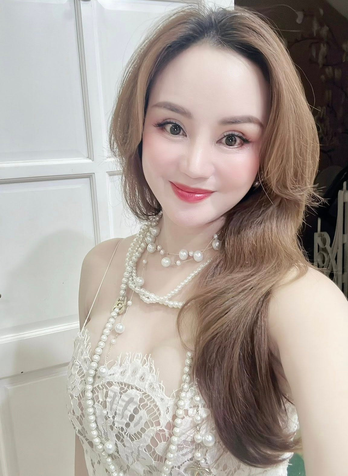 Giọng ca Đồng xanh khéo chọn trang phục giúp tôn lên vóc dáng cân đối, quyến rũ.