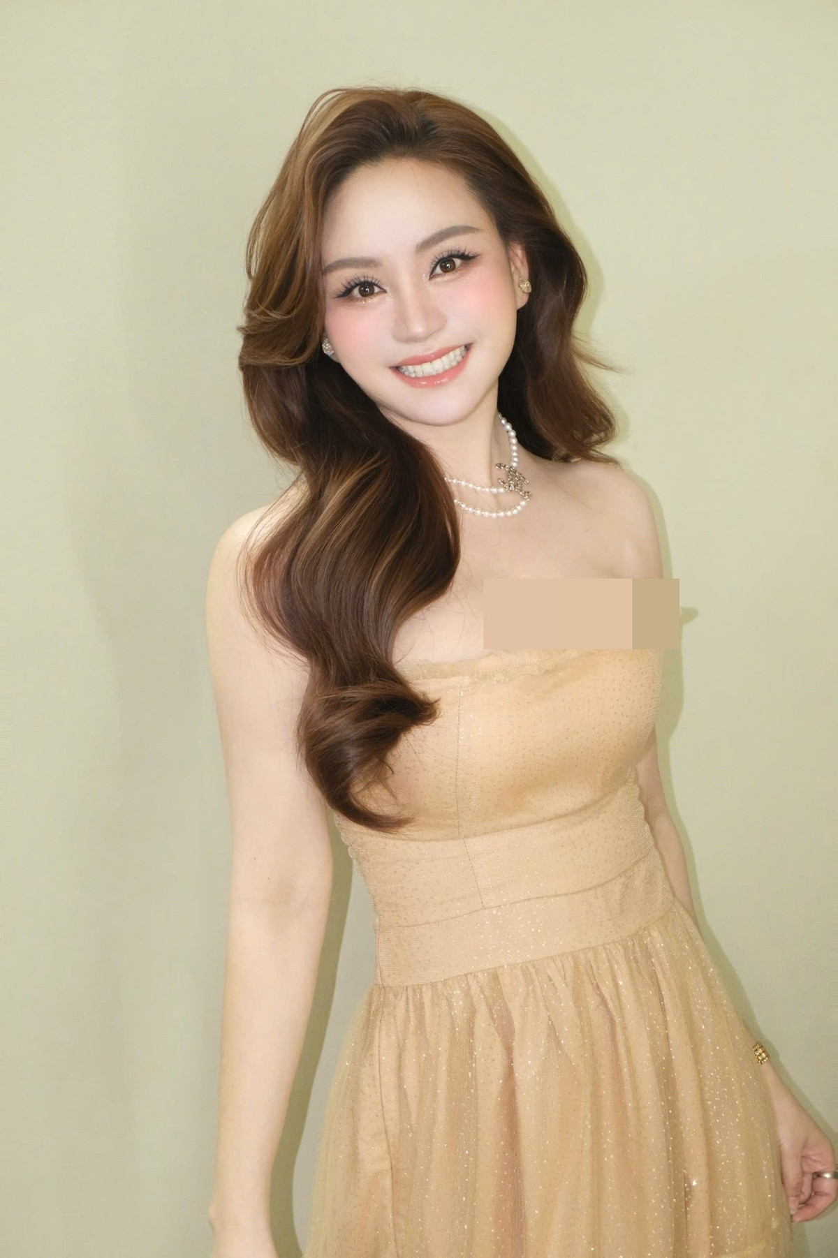 Vy Oanh gợi cảm, sang trọng mỗi khi xuất hiện trước công chúng.