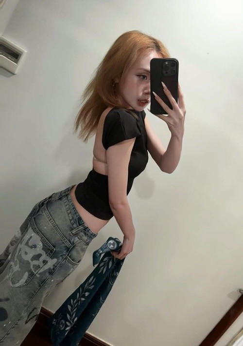 Nghi Phương chuộng trang phục hở eo, lưng trần gợi cảm. Ảnh: Instagram Nghi Phương.