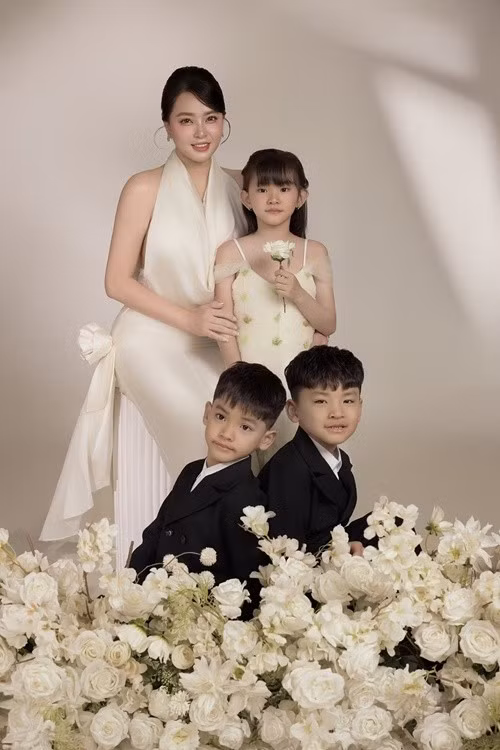 Ngoài bé Kem, Hải Băng và Thành Đạt còn có hai cậu con trai: Koi và Kio. Ảnh: FB Hải Băng.