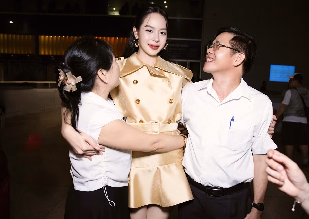 Thanh Thủy đăng tải loạt ảnh đồng hành cùng Miss International 2025 với vai trò hoa hậu đương nhiệm, những khoảnh khắc bên bố mẹ, 'bà trùm hoa hậu' Phạm Kim Dung. Ảnh: FB Thanh Thủy.