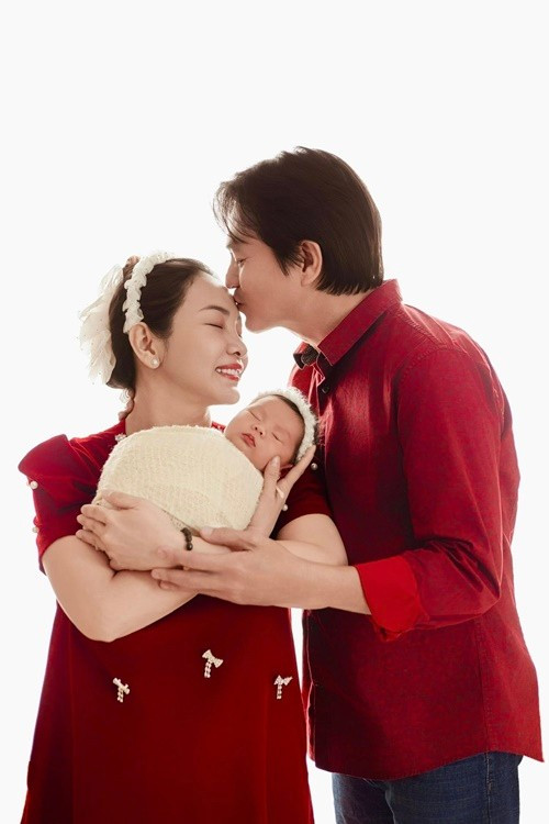 Trong một khung hình được đăng tải, anh nhẹ nhàng hôn lên trán bà xã, còn bé Dâu Tây ngủ ngoan trong vòng tay mẹ. Khoảnh khắc giản dị nhưng đủ cho thấy niềm hạnh phúc viên mãn của cặp đôi sau nhiều năm gắn bó.