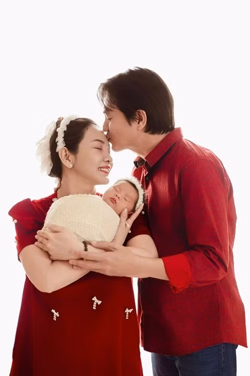 Trong một khung hình được đăng tải, anh nhẹ nhàng hôn lên trán bà xã, còn bé Dâu Tây ngủ ngoan trong vòng tay mẹ. Khoảnh khắc giản dị nhưng đủ cho thấy niềm hạnh phúc viên mãn của cặp đôi sau nhiều năm gắn bó.