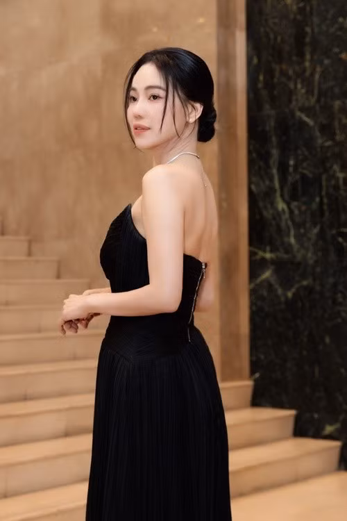 Trong cuộc phỏng vấn với Người Đưa Tin, Phạm Kim Dung bật mí, cô thường xuyên thức dậy sớm, luyện tập yoga và thực hiện đầy đủ các bước dưỡng da. Ảnh: Người Đưa Tin.