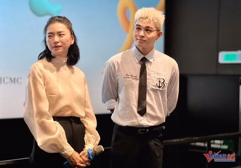 Năm 2024, đạo diễn Ngô Thanh Vân tin tưởng Jun Phạm nên trao lại trọng trách người dẫn dắt dự án gây quỹ hỗ trợ trẻ em mắc bệnh tim bẩm sinh Vết sẹo cuộc đời cho học trò. Ảnh: Vietnamnet.