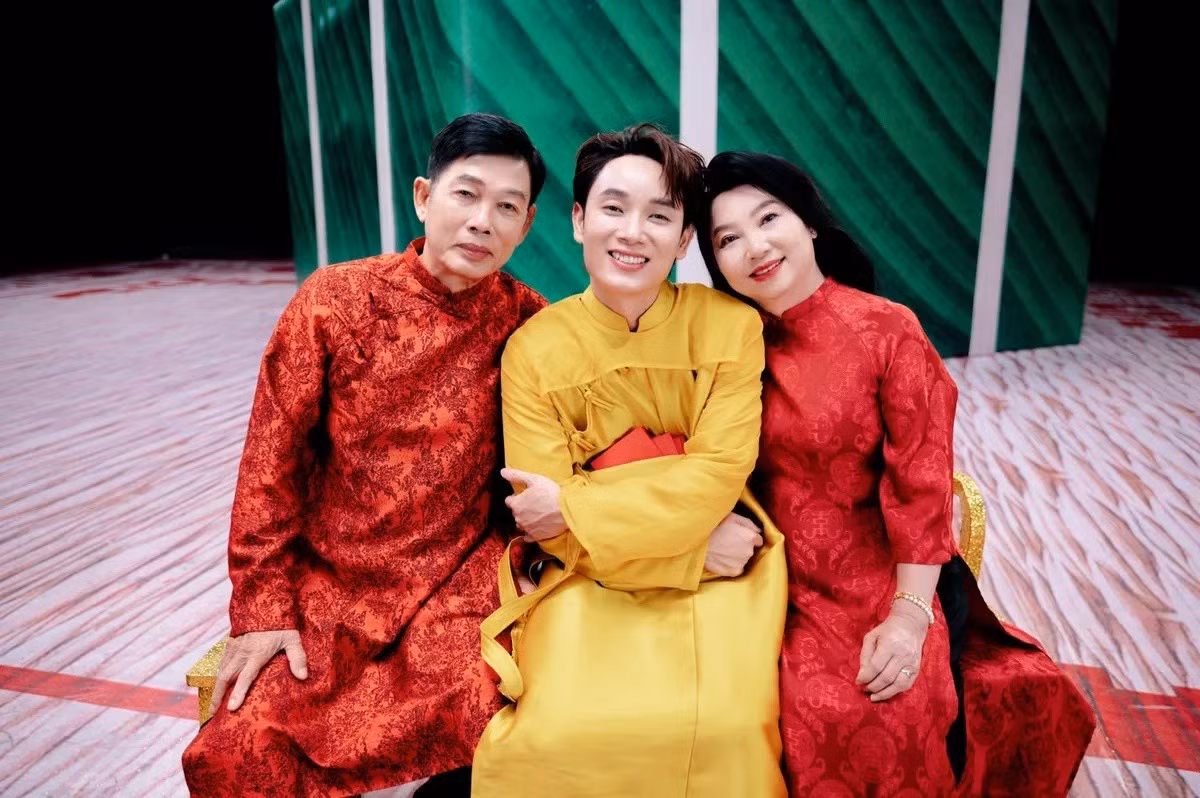 MV Vạn sự như ý khép lại bằng hình ảnh gia đình, đúng tinh thần sum vầy ngày Tết. Với Vạn sự như ý, Trúc Nhân gửi gắm thông điệp về sự kết nối, sẻ chia và niềm vui đoàn viên. Tính đến đầu tháng 2, MV thu hút hơn 13 triệu lượt xem trên YouTube. Ảnh: VTV.