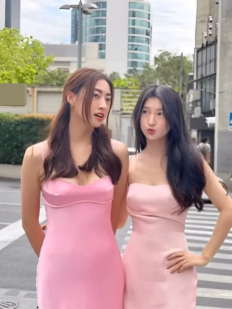 Theo Tiền Phong, Hoa hậu Lương Thùy Linh đáp chuyến bay từ TPHCM ra Nha Trang sáng ngày 22/1 để tham dự hôn lễ của Phương Nhi. Ảnh: Người Đưa Tin.