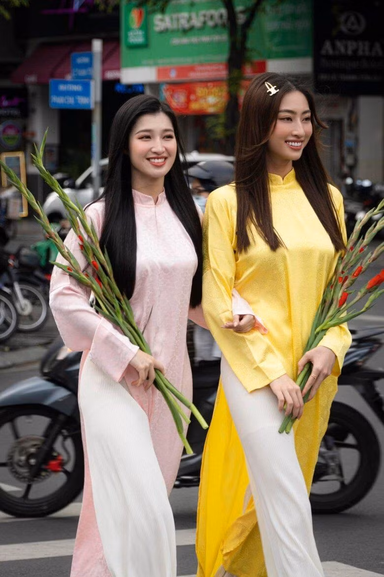 Chiều ngày 22/1, Lương Thùy Linh đăng tải ảnh chụp tấm thiệp ghi tên của cô dâu Nguyễn Phương Nhi và chú rể Minh Hoàng. Tuy nhiên, chưa rõ lý do Lương Thùy Linh sau đó đã xóa bài đăng. Ảnh: Người Đưa Tin.