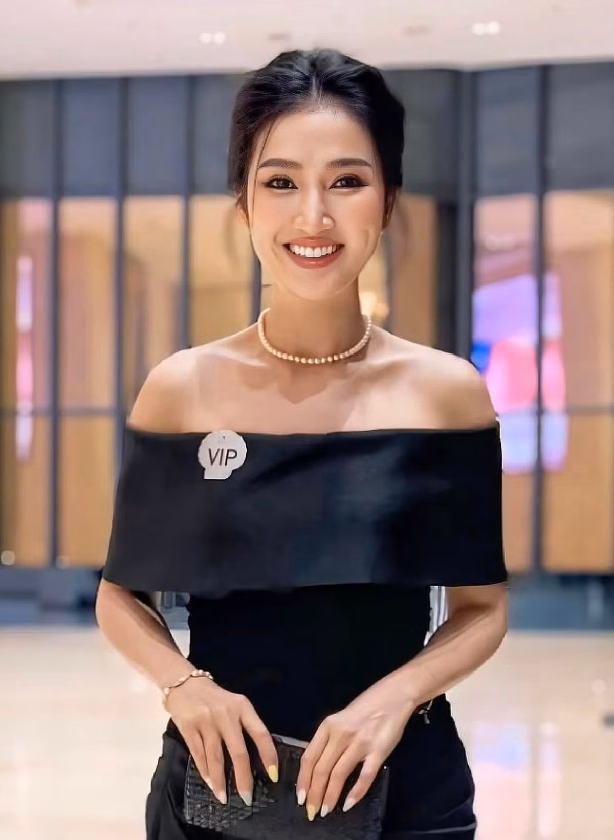 ‘Nữ hoàng phim xưa’ chuộng váy áo gợi cảm, nữ tính. Ảnh: FB Quỳnh Lam.