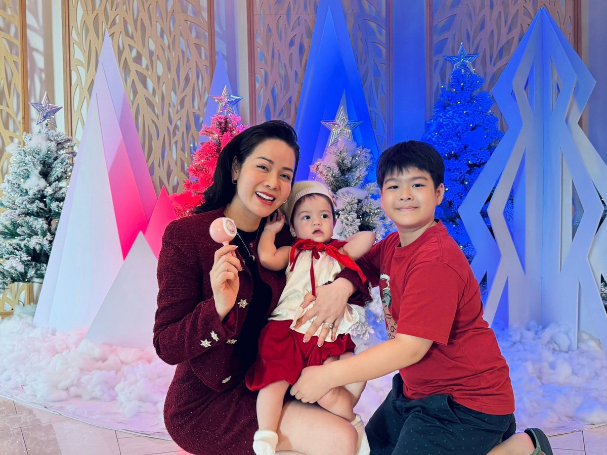 Con trai lớn của Nhật Kim Anh đang sống cùng bố, thường xuyên lên thăm mẹ và em gái.