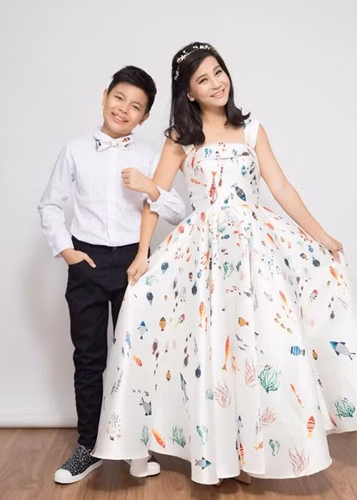 "Bom nói muốn học dựng phim. Tôi mừng lắm, tôi bảo con báo với ba ruột. Nếu ba không đồng ý, tôi sẽ lo cho con. Đồ họa cũng liên quan đến phim ảnh nhưng tôi thích con làm về dựng phim hơn", Cát Phượng tâm sự. Ảnh: FB Cát Phượng.