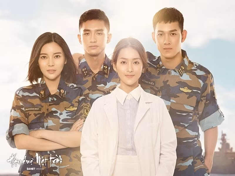 Trong Hậu duệ mặt trời bản Việt, Khả Ngân vào vai bác sĩ Hoài Phương yêu Đại úy Duy Kiên Song Luân đóng (ngoài cùng bên phải). Ảnh: Dân Việt.