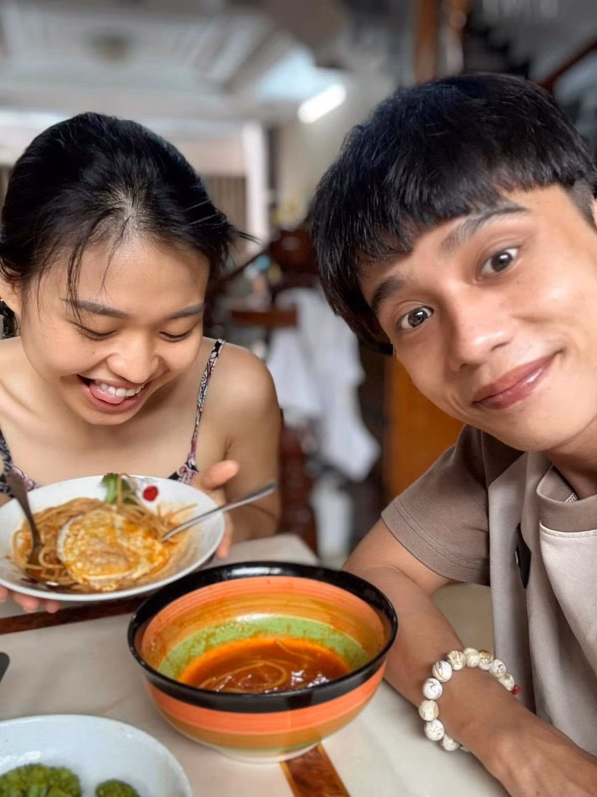 Trên mạng xã hội, cặp đôi thường chia sẻ hình ảnh những chuyến đi chung, những khoảnh khắc hậu trường, lời động viên dành cho nhau. Ảnh: FB Tuấn Dũng.