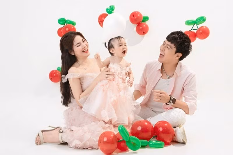 Kha Ly và Thanh Duy nảy sinh tình cảm khi hát Túp lều lý tưởng trong chương trình Bước chân hai thế hệ. Cặp đôi chính thức hẹn hò vào năm 2013. Đến năm 2016, Thanh Duy và Kha Ly tổ chức đám cưới. Năm 2024, cặp đôi có con đầu lòng Lita. Ảnh: FB Thanh Duy.