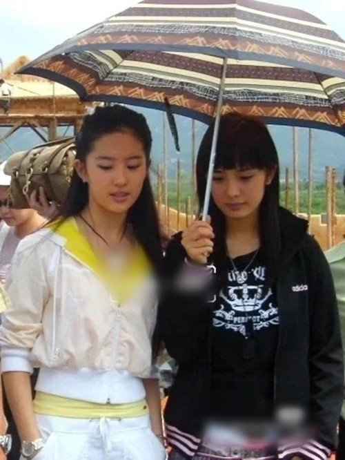 Mối quan hệ giữa Dương Mịch - Lưu Diệc Phi sau khi cả hai nổi tiếng luôn nhận được sự chú ý của nhiều khán giả. Ảnh: Saostar.