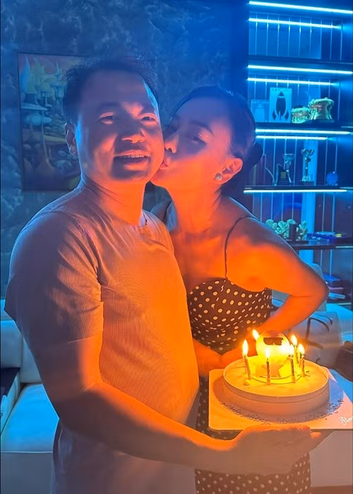 Phương Oanh còn gọi Shark Bình là ‘cá con’. “Không biết ở ngoài là ‘Shark’ thế nào nhưng ở nhà là một cá con”, Phụ Nữ Số dẫn lời nữ diễn viên. Ảnh: Vietnamnet.