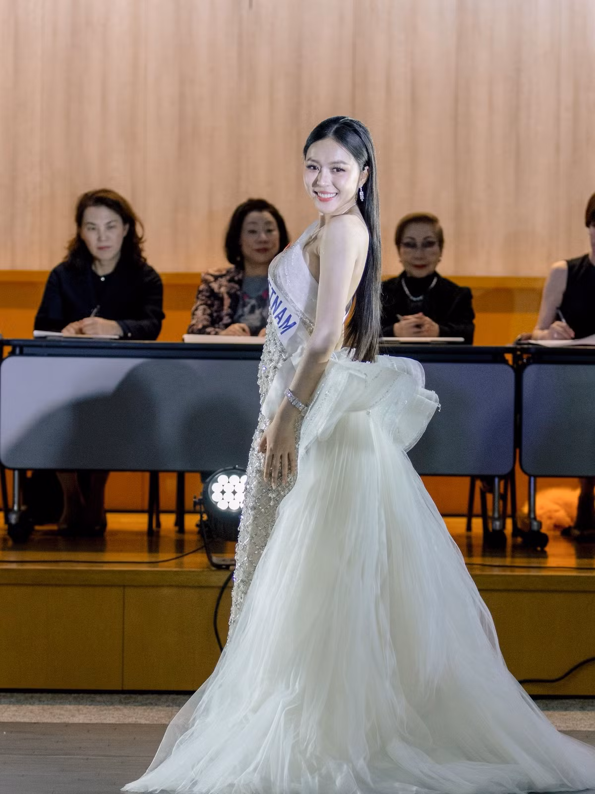 Kiều Duy nỗ lực gây ấn tượng ở Miss International 2025. Tuy nhiên, trong các bảng dự đoán của chuyên trang sắc đẹp quốc tế Missosology về cuộc thi, cô thường xuyên vắng mặt. Ảnh: Miss International 2025.