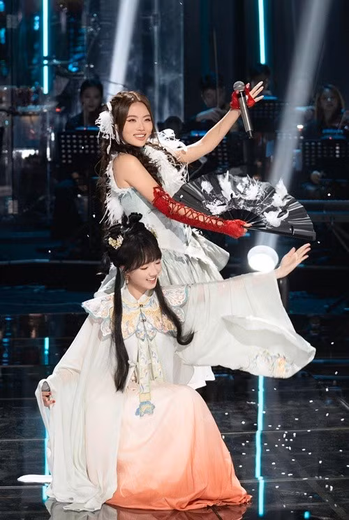 Phương Mỹ Chi cho biết: "Lần đầu tiên Chi mang cải lương Việt Nam và hí kịch Trung Quốc cất tiếng trên sân khấu quốc tế. Hai nét văn hóa riêng biệt nhưng lại cùng nhau tỏa sáng". Ảnh: FB Phương Mỹ Quyên.