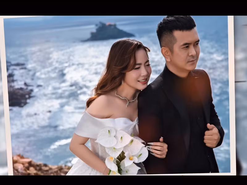 Vợ Hùng Thuận không hoạt động trong showbiz, sở hữu nhan sắc xinh đẹp, trẻ trung. Ảnh: FB Hùng Thuận.