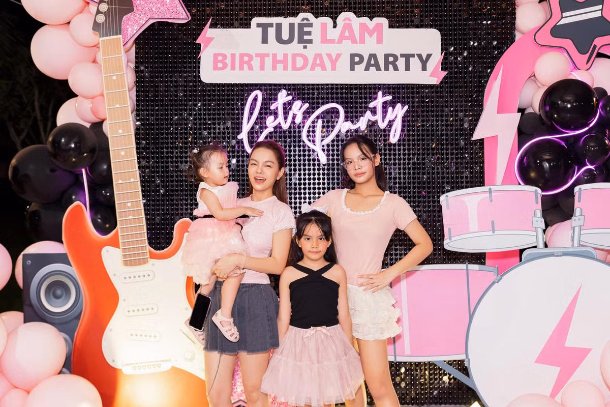 Về Tuệ An - con gái thứ hai của Phạm Quỳnh Anh, nữ ca sĩ cho biết, con chỉ có một tật nhỏ về chớp mắt, không phải như những lời đồn đoán vô căn cứ trên mạng.