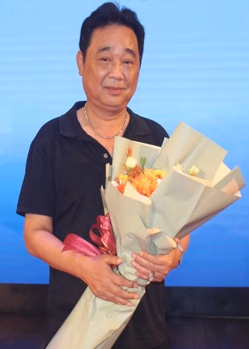 Trong cuộc phỏng vấn với Người Đưa Tin, nam nghệ sĩ tiết lộ, anh thường không bao giờ nghe số lạ và chỉ sau 12 giờ trưa mới nghe máy từ người quen. Ảnh: Người Đưa Tin.