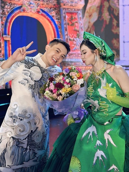 Đinh Y Quyên tốt nghiệp ngành Y đa khoa tại Đại học Y Tây Nguyên. Theo Znews, Y Quyên đang là bác sĩ da liễu Bệnh viện đa khoa tỉnh Gia Lai. Ảnh: FB Đinh Ta Bi.