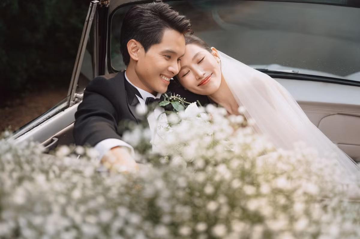 Nữ diễn viên phim Bố già chia sẻ thêm: "Tôi nghĩ ảnh cưới cũng là một phần kỷ niệm, cả hai phải vui vẻ, hạnh phúc nên cố gắng làm mọi thứ chỉn chu nhưng không quá cầu kỳ hay áp lực".