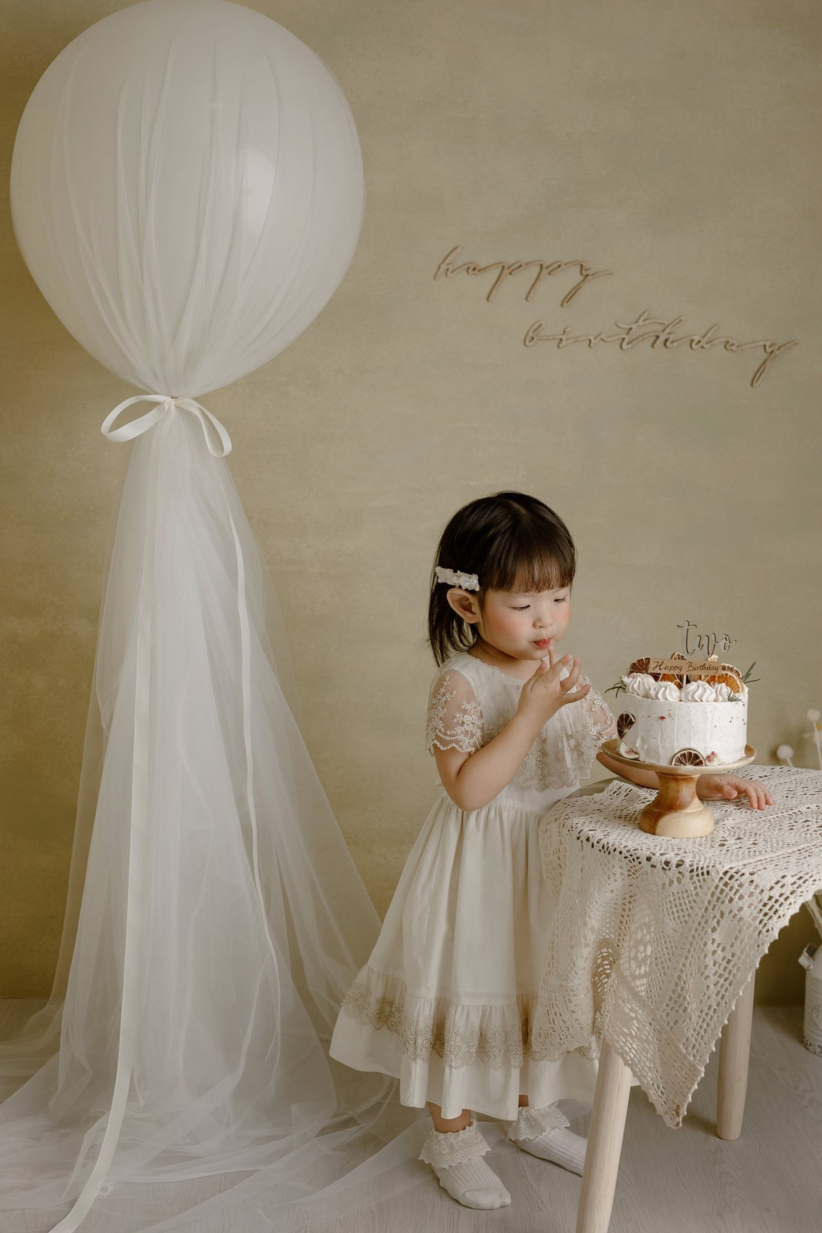 Con gái thứ hai của Trương Mỹ Nhân sở hữu gương mặt bầu bĩnh, làn da trắng hồng, đôi mắt to tròn, trong veo cùng biểu cảm hồn nhiên. Ảnh: FB Trương Mỹ Nhân.