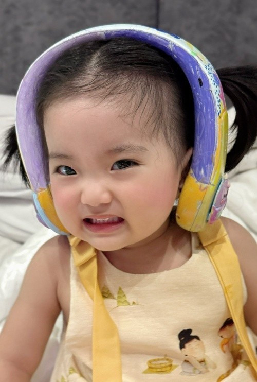 Phan Hiển chia sẻ, bé Lisa tinh nghịch, đôi khi khó tính. Ảnh: FB Khánh Thi.