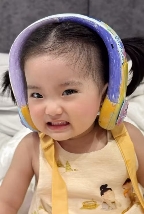 Phan Hiển chia sẻ, bé Lisa tinh nghịch, đôi khi khó tính. Ảnh: FB Khánh Thi.