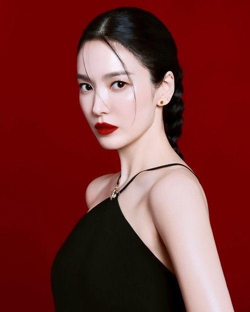 Song Hye Kyo vẫn miệt mài đóng phim. Dự án gần nhất của "ngọc nữ" là phim điện ảnh Dark nuns ra rạp vào tháng 1/2025. Ảnh: Instagram Song Hye Kyo.