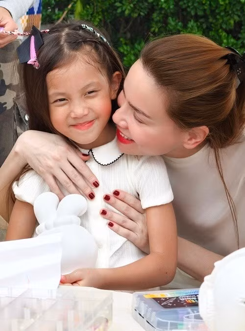 Nữ ca sĩ dành lời chúc mừng sinh nhật đến các con. Hà Hồ viết :"Thật biết ơn cuộc đời khi gia đình chúng mình luôn tràn đầy những nụ cười và bình yên hạnh phúc. Mong các con luôn có một ngày sinh nhật thật vui và tuổi mới thật ý nghĩa". Ảnh: FB Hồ Ngọc Hà.