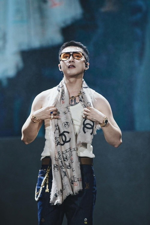 Nam ca sĩ khoe đồng hồ, trang sức giá trị khi đi hát. Ảnh: FB Sơn Tùng M-TP.